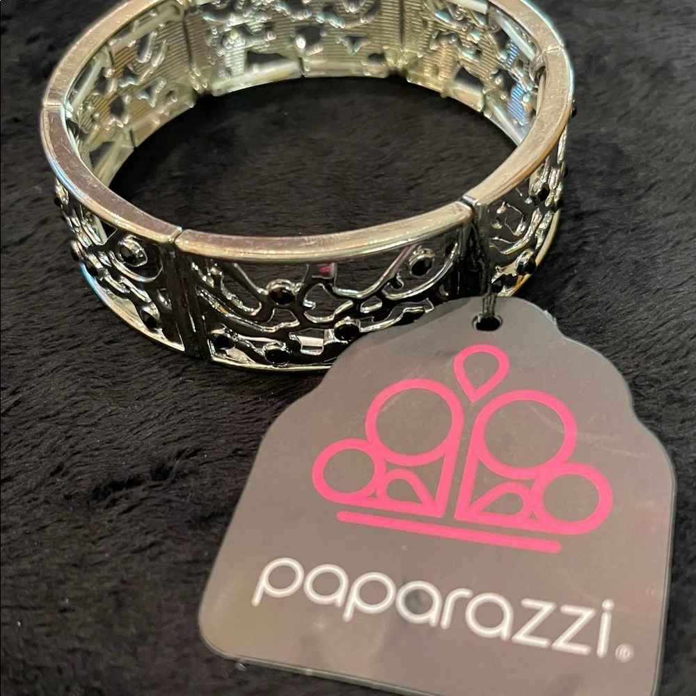*FREE W/ PURCHASE OF 2+ ITEMS, JUST ADD TO YOUR BUNDLE* Paparazzi Bracelet